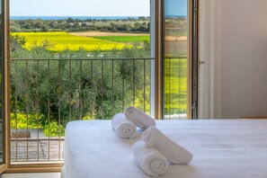 3 slaapkamers, een strijkplank/strijkijzer, gratis wifi, beddengoed