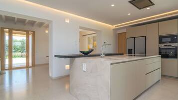 Jääkaappi, mikroaaltouuni, uuni, liesi