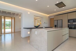 Jääkaappi, mikroaaltouuni, uuni, liesi