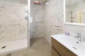 Shower, hair dryer, towels - CASA MELI FINESTRAT - Cozy apartment swimming pool - Free Wifi (finestrat)