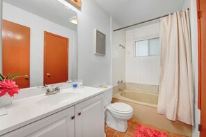 Haartrockner, Handtücher, Seife, Shampoo