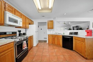 Refrigerador, microondas, parrilla de estufa y tostadora