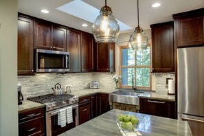 冷蔵庫、電子レンジ、オーブン、コンロ