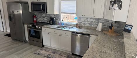 Frigorífico, microondas, horno y placa de cocina