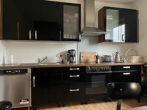 Fridge, oven, stovetop, dishwasher