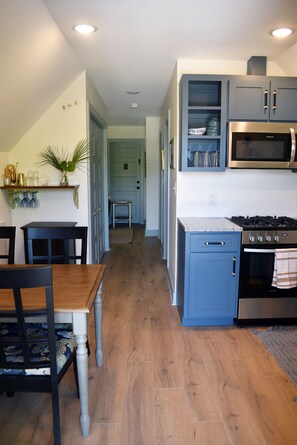 雪櫃、微波爐、焗爐、爐具