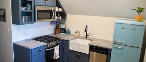 冰箱、微波炉、烤箱、炉灶