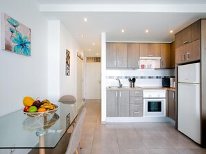 Fridge, microwave, oven, coffee/tea maker