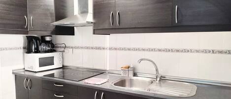 雪櫃、微波爐、焗爐、爐具