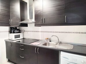 Fridge, microwave, oven, stovetop - Palangre Views Beautiful Apartment in Torrevieja (Torrevieja)