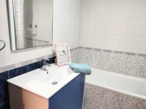 Bathtub, towels - Palangre Views Beautiful Apartment in Torrevieja (Torrevieja)