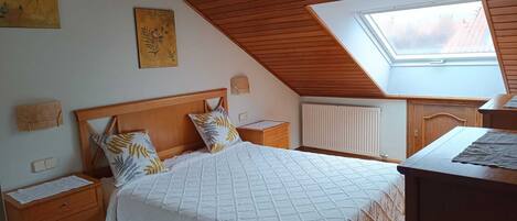 3 bedrooms, iron/ironing board, WiFi, bed sheets