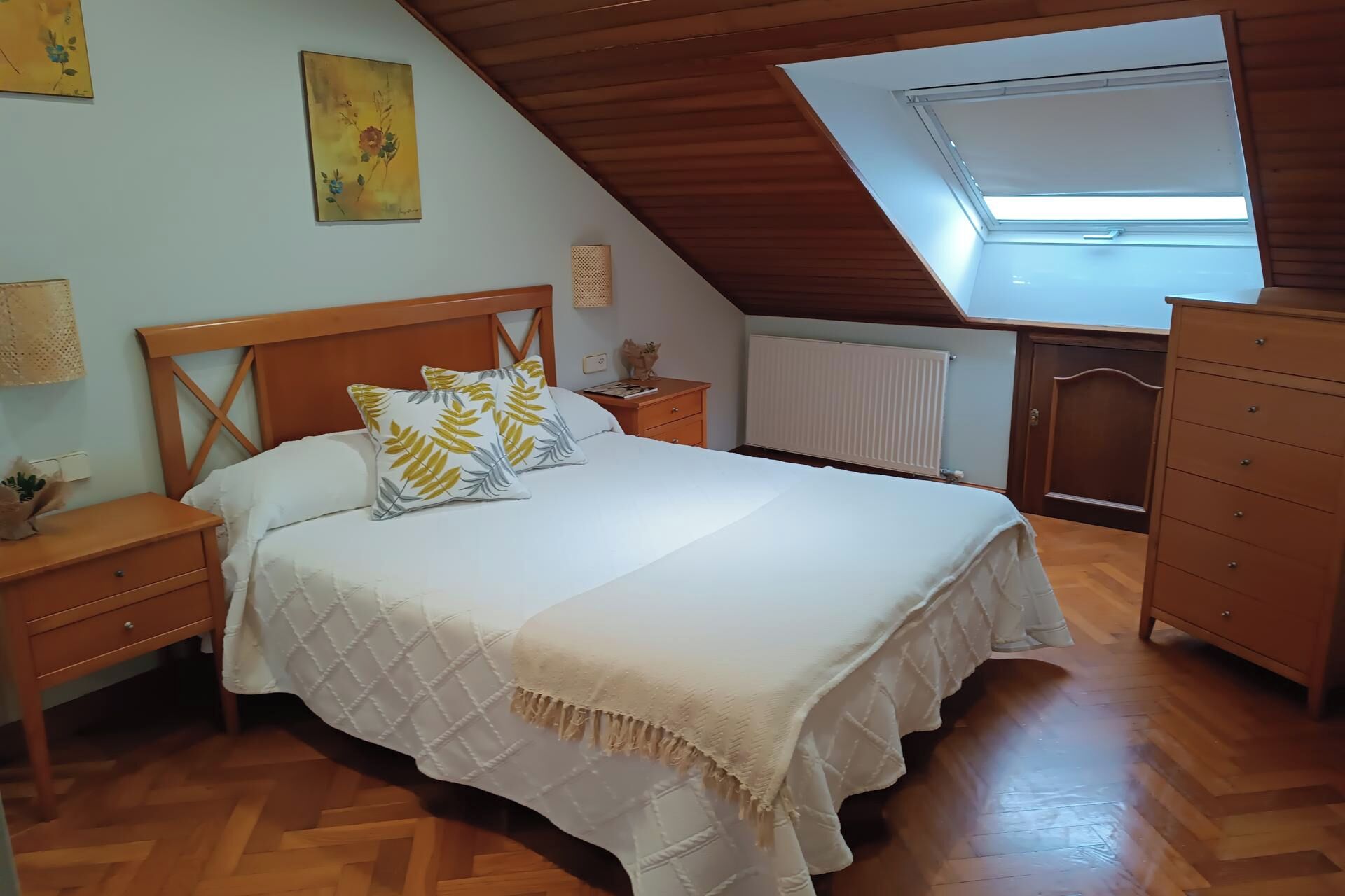 3 habitaciones, tabla de planchar con plancha, wifi y ropa de cama 