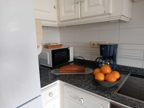 Frigorífico, microondas, horno y placa de cocina
