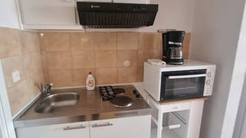 Kühlschrank, Mikrowelle, Ofen, Herdplatte
