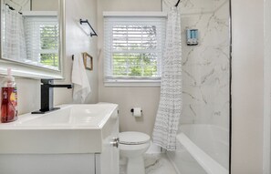 Dusche, Haartrockner, Handtücher, Seife
