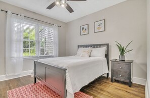 3 habitaciones, tabla de planchar con plancha, wifi y ropa de cama 