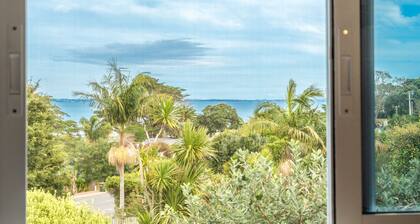 Quintessential, Romantic Waiheke Experience Close to Everything you Need
