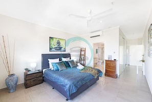 3 bedrooms, desk, laptop workspace, iron/ironing board - ZEN PINNACLE - 3BR Penthouse Retreat (Darwin)