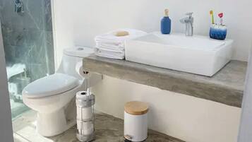 Pancuran hujan, perlengkapan mandi gratis, lantai berpemanas, dan sabun