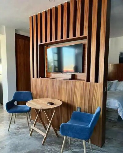 Isla Bistro Condos by Lubeck HCollection