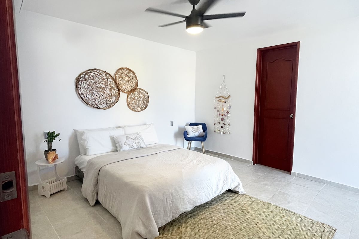 Comfort Room, 1 King Bed, Terrace, Partial Sea View | 1 bedroom, Egyptian cotton sheets, premium bedding, down duvets