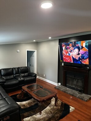 Smart TV, fireplace - The Bluetop private  Lowcountry  Luxury 
Amazing outside gazebo  GRADS WELCOME  (Beaufort)