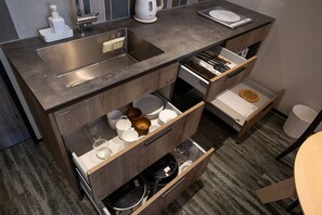 Economy Quadruple Room | Private kitchen | Electric kettle, cookware/dishes/utensils - Hotel Liberte Kyoto Gojo (Kyoto)