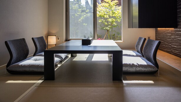 A modern room with tatami mats, a low table, and cushions. - Hotel Liberte Kyoto Gojo (Kyoto)