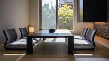 Soundproofing, free WiFi, bed sheets