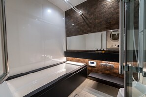 Economy Quadruple Room | Bathroom | Separate bathtub and shower, free toiletries, hair dryer, slippers - Hotel Liberte Kyoto Gojo (Kyoto)