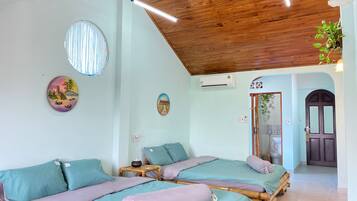 Kamar Quadruple Deluks, 2 Tempat Tidur Queen | Kedap suara, setrika/meja setrika, Wi-Fi gratis, dan seprai linen