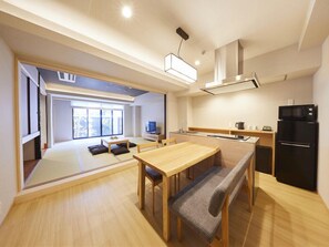 Traditional-Zimmer, Nichtraucher, Küche | Bügeleisen/Bügelbrett, kostenloses WLAN, Bettwäsche