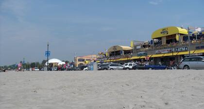 Wasaga Beach walk to main end Free Parking Free Wifi
