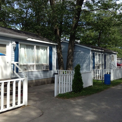 Wasaga Beach walk to main end Free Parking Free Wifi