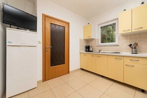 Kjøleskap, kaffetrakter/tekoker, kjøkkenutstyr og spisebord