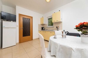 Refrigerador, cafetera y tetera, utensilios de cocina y comedor 