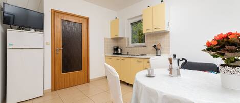 冷蔵庫、コンロ、コーヒー / ティーメーカー、調理器具と食器