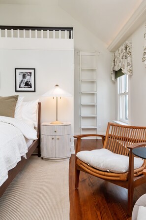 3 bedrooms, desk, iron/ironing board, travel crib