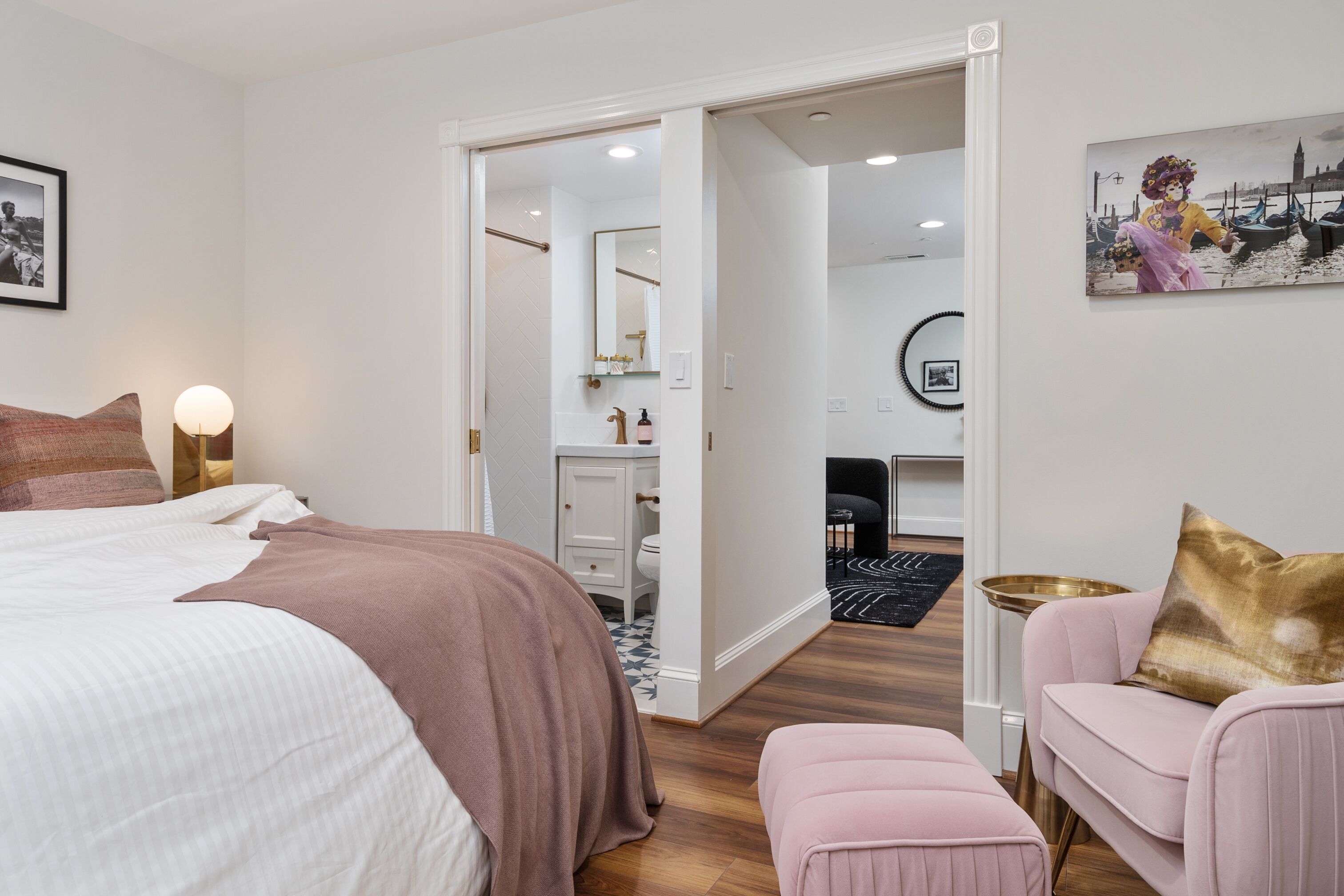 3 habitaciones, escritorio y tabla de planchar con plancha 