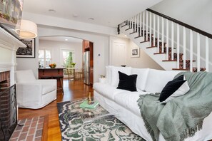 Smart TV, fireplace, video games - Elegant & Bright Historic Home 3BR/2,5BA, 2 kings, 1 queen, 5 min to USNA (Annapolis)