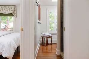 3 bedrooms, desk, iron/ironing board, travel cot - Elegant & Bright Historic Home 3BR/2,5BA, 2 kings, 1 queen, 5 min to USNA (Annapolis)