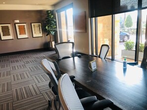 Dining - Comfort Get Away minutes away from the NRG Stadium and the Houston Zoo. (Houston)