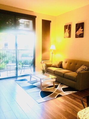 Living area - Comfort Get Away minutes away from the NRG Stadium and the Houston Zoo. (Houston)