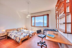 2 bedrooms, desk, free WiFi, bed sheets - La Finestra Sul Lago, Stresa, Italy (Stresa)