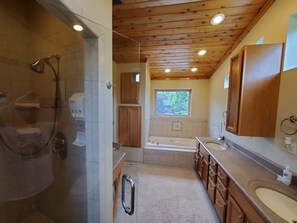 Shower, jetted bath, towels, soap - Breezy Point- Huge Home & Amazing Lake Views! Near Sailboat Club & Marina (Garfield)
