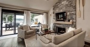 Televisión y chimenea 