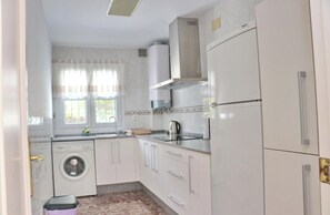 Kühlschrank, Mikrowelle, Wasserkocher mit Kaffee-/Teezubehör