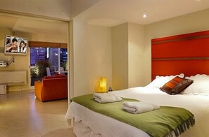 2 habitaciones, escritorio, tabla de planchar con plancha y wifi gratis 
