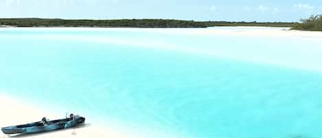 Sur la plage, chaise longue, serviettes de plage
